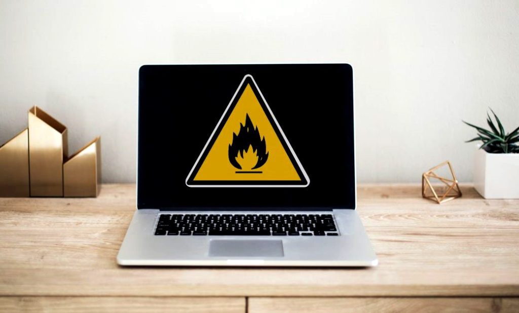 laptop overheating caused by app overuse min دلایل هنگ کردن (HANG) لپ تاپ و کامپیوتر + راه حل های فوری و کاربردی خرداد ۱۴۰۵