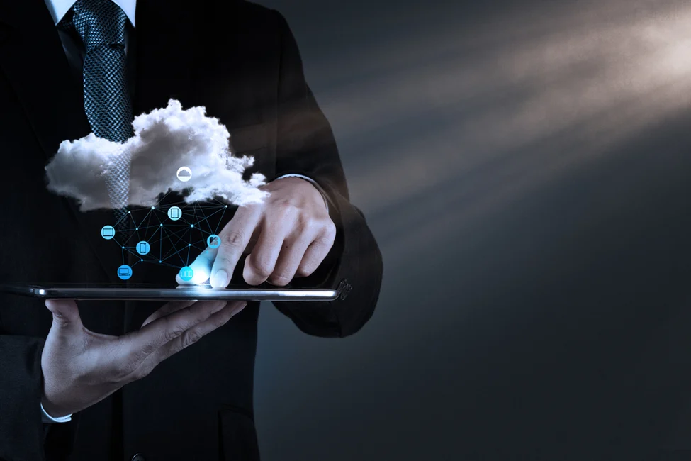 Businessman hand working with a Cloud Computing diagram on the new computer interface as concept بهترین شیوه‌ها برای امنیت کسب‌وکار با Microsoft 365 اردیبهشت ۱۴۰۵