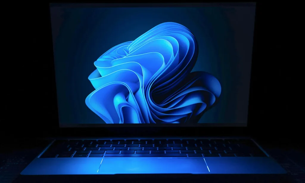 Windows 11 on a laptop ویندوز ۱۱ قابلیت «Screen Tint» را دریافت می‌کند؛ ویژگی جدید دسترسی‌پذیری برای راحتی چشم‌ها مرداد ۱۴۰۵